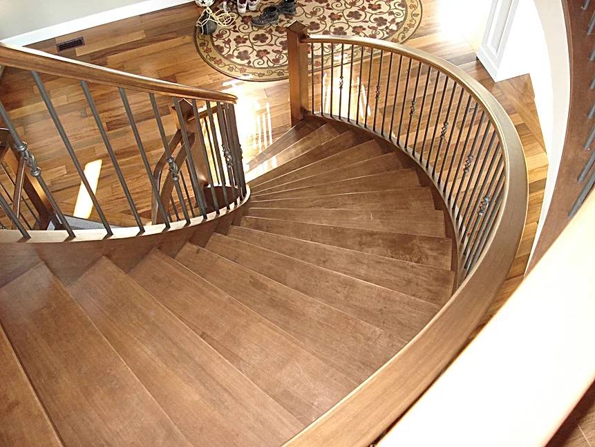 curved staircase to foyer